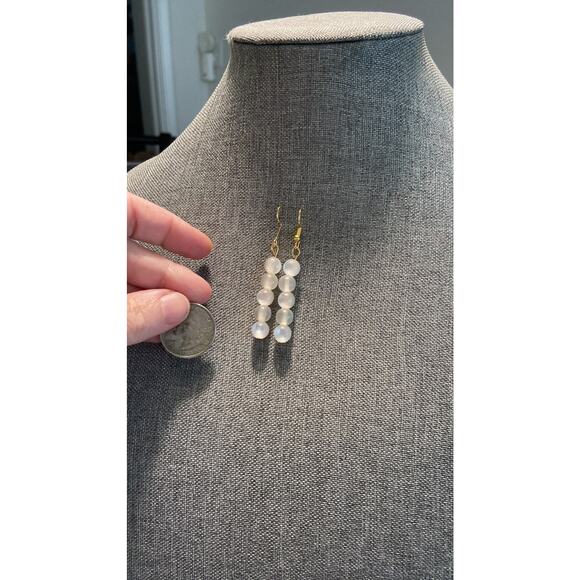 Handmade white bead earrings gold tone - Picture 2 of 3